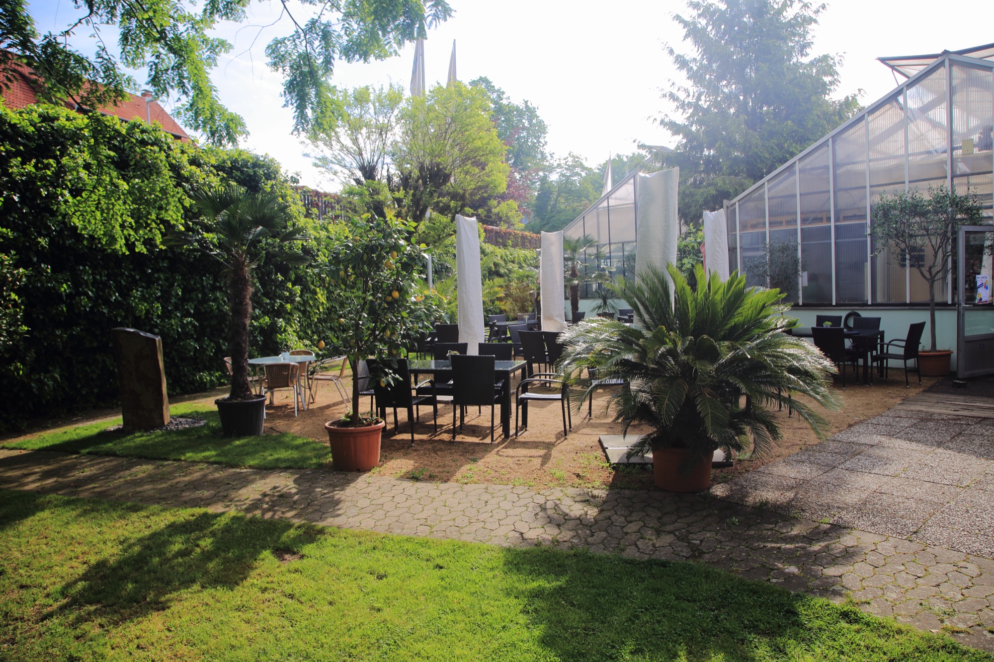 Garten mit Café-Terrasse
