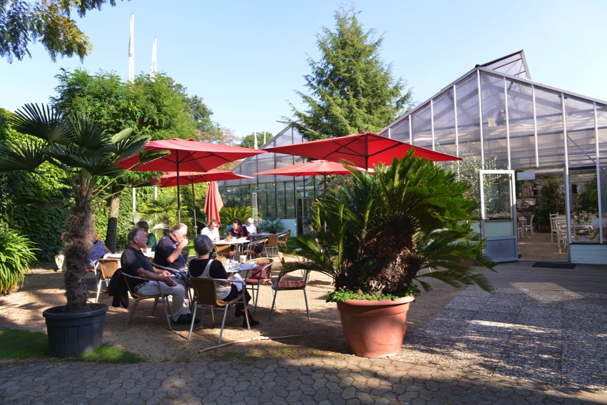 Gäste auf der Terrasse des Café Flora